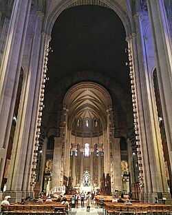 The crossing (dark stone ceiling), viewed from the nave. The apse is in the background.