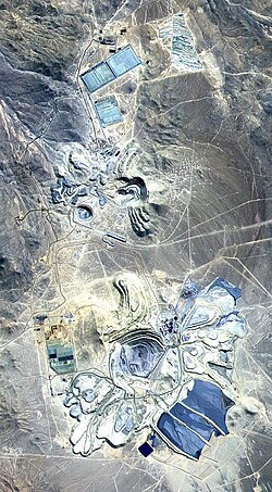 False color satellite image of Escondida (bottom) and neighbouring Zaldívar mines (top), April 2000