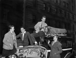 Seeger (second from right) with the Vagabond Puppeteers, 1939
