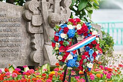 Flower wreath placed by Joe Biden at the John McCain Memorial Marker in Hanoi, designed with the three colors of the national flag.
