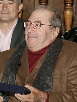 Manu Leguineche receiving the Order of Constitutional Merit (2007)