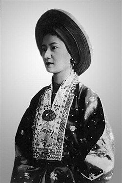 Empress Nam Phương wearing áo nhật bình and khăn vành dây