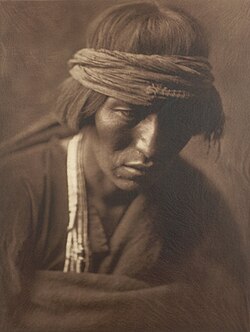 Hastobíga, a Hataałii photographed in 1904 by Edward S. Curtis