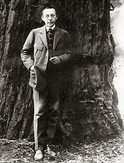 Rachmaninoff in front of a giant Redwood tree in California, 1919