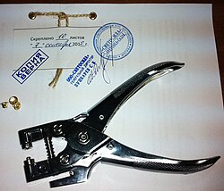 Eyelet punch press