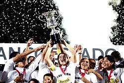 Colo-Colo squad celebrating the 2006 Torneo de Clausura obtaining.