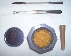 Bulk silicon (left) and silicon nanopowder (right)
