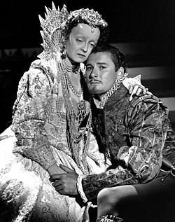 Davis and Flynn in The Private Lives of Elizabeth and Essex (1939)