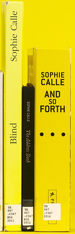 Books with dif­fer­ent spine orientations: ascending (left); descending (middle); upright (right)