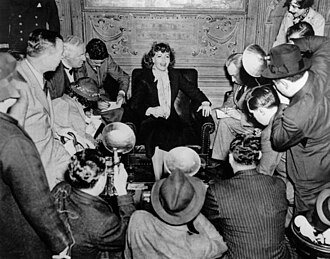 Garbo surrounded by journalists in 1935