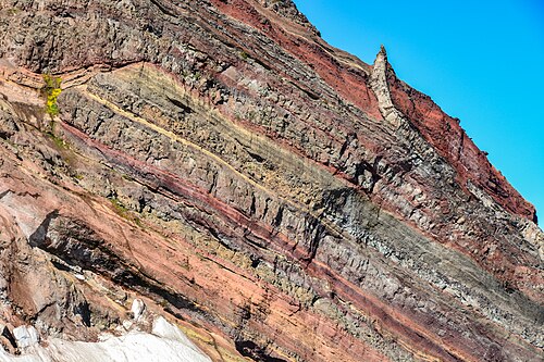 Exposed internal structure of alternating layers of lava and pyroclastic rock in the eroded Broken Top stratovolcano in Oregon
