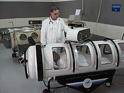 Monoplace chamber for clinical hyperbaric oxygen treatment