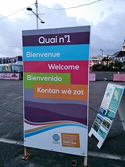 Multilingual welcome sign in Fort-de-France. Kontan wè zot is Martiniquan Creole for "Happy to see you."