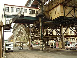 The 125th Street station on the IRT Broadway–Seventh Avenue Line in 2007