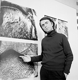 Sagan with Mariner 9's photos of Mars