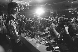 Harrison standing before a crowd of photographers in Los Angeles, California, in 1974