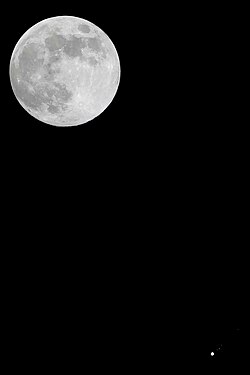 This photo compares the apparent sizes of Jupiter and its four Galilean moons (Callisto at maximum elongation) with the apparent diameter of the full Moon during their conjunction on 10 April 2017.