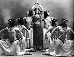Maggie Gripenberg (in the middle) performing at the Finnish National Theatre in 1916