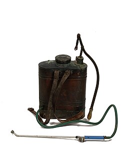 Knapsack sprayer used to apply sulfate to vegetables. Valencian Museum of Ethnology.
