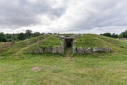 Tustrup-dysserne, the largest passage grave in Eastern Jutland, is an example of Funnelbeaker culture circa 3200 BC