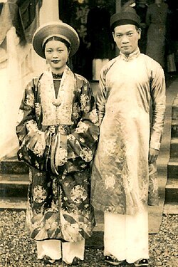 Wedding of professor Nguyễn Văn Huyên and Ms. Vi Kim Ngọc in 1936. The bride was wearing áo nhật bình, the groom was wearing áo ngũ thân and they used khăn vấn on their head.