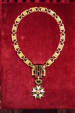 Current collar of the Fifth Republic, which is the insignia of the Grand Master at the Élysée Palace during a presidential inauguration. The collar is usually kept in the Musée de la Legion d'Honneur.