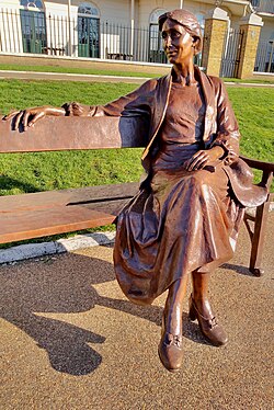 Statue of Virginia Woolf in Richmond-upon-Thames created by Laury Dizengremel