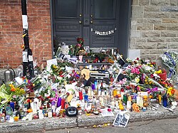 Memorial in front of Cohen's residence in Montreal on November 12, 2016[28]
