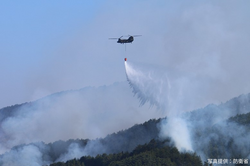 A JSDF helicopter dropping water at a wildfire