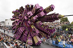 'Booming city', the winning float of the Zundert flower parade 2008.