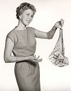 Tetrapak advertisement depicting a housewife as a selector and consumer of products, circa 1950