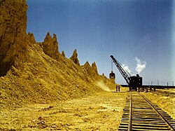 Sulfur vat from which railroad cars are loaded, Freeport Sulphur Co., Hoskins Mound, Texas (1943)