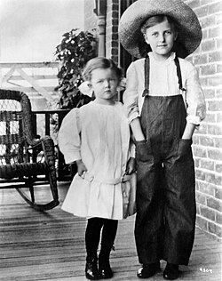 Loy (left) at age six, standing on her grandmother's porch in Helena, Montana, with her cousin Laura Belle Wilder (1911)