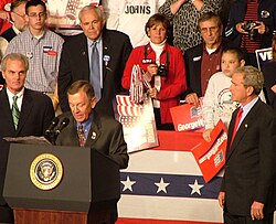 Voinovich introducing President George W. Bush at an Ohio campaign rally in 2004