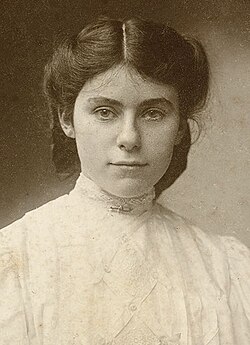 Edith Mary Bratt in 1906 at age 17. She married Tolkien in 1916.