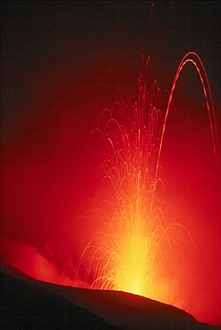An example of a lava arc driven by gas slugs during Strombolian eruptions.